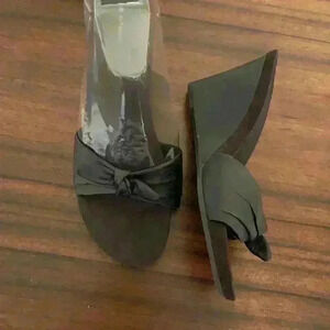 Bandolino Leather Bow Wedges